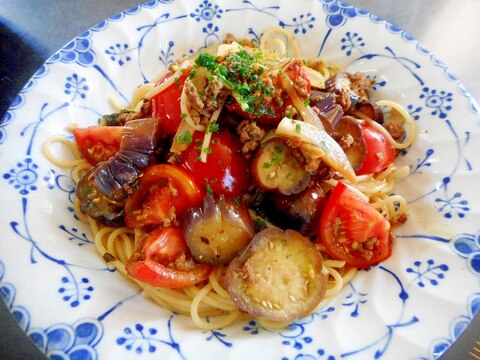 ひき肉とナスとトマトのバジルソースパスタ